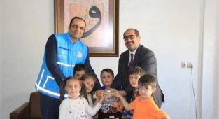 Minikler kumbaralarını Cami inşaatı için açtı