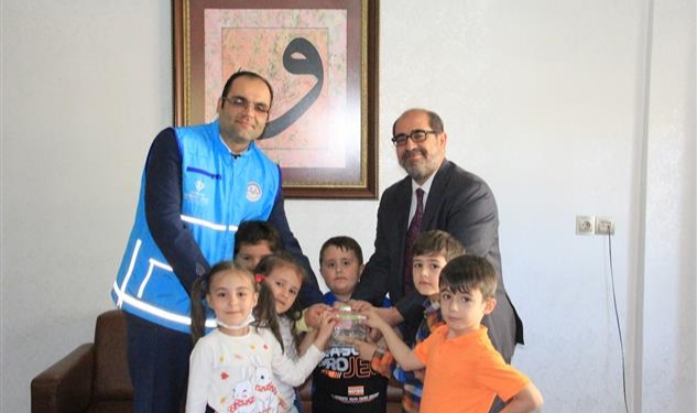Minikler kumbaralarını Cami inşaatı için açtı