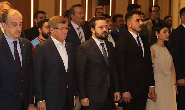 Davutoğlu Gençlik Buluşmasında Göz Yaşlarına Hakim Olamadı