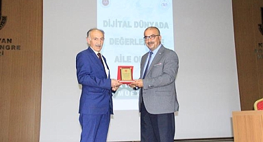 Dijital Dünyada Değerleriyle Aile Olmak