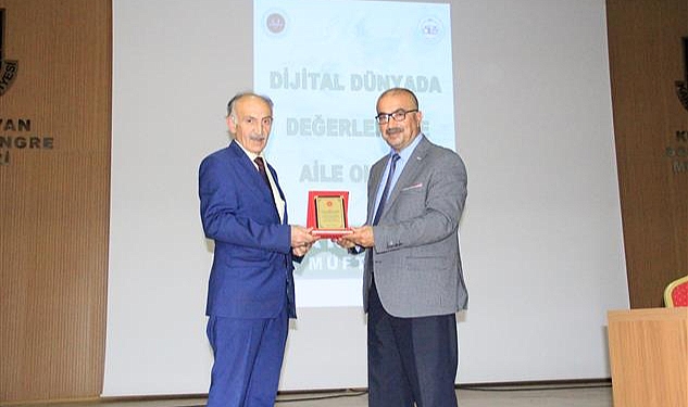 Dijital Dünyada Değerleriyle Aile Olmak