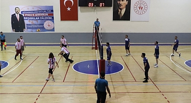 KURUMLAR ARASI VOLEYBOL MAÇLARINDA HEYECAN DEVAM EDİYOR