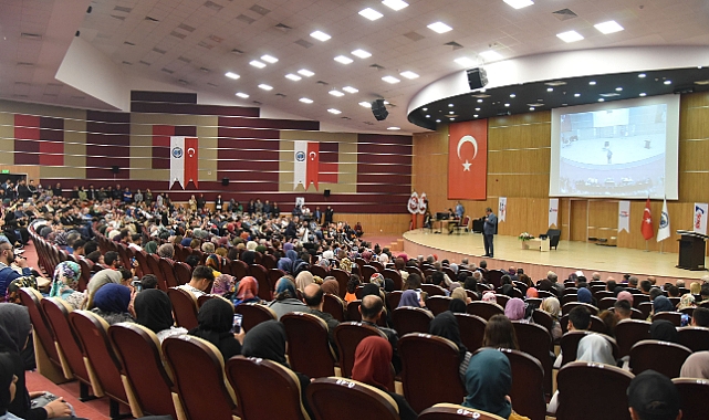YAZAR HAYATİ İNANÇ KMÜ’DE SEVENLERİ İLE BULUŞTU