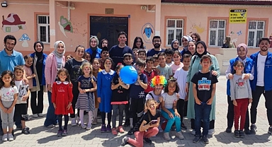 GÖNÜLLÜ GENÇLER MİNİK YÜREKLERİ SEVİNDİRDİ