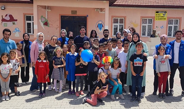 GÖNÜLLÜ GENÇLER MİNİK YÜREKLERİ SEVİNDİRDİ