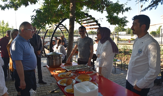 REKTÖR NAMIK AK GAZİ VE ŞEHİT AİLELERİ İLE BULUŞTU
