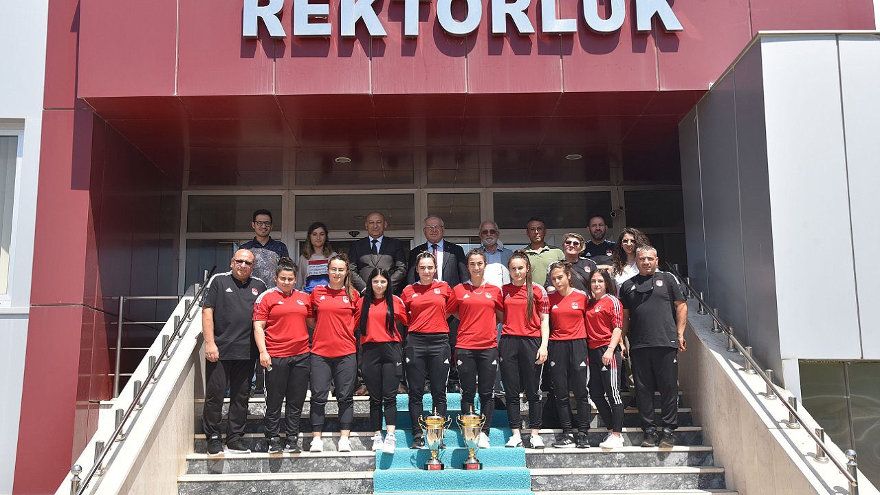 ŞAMPİYONLAR KMÜ'DE