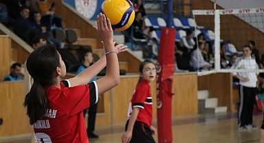 OKUL SPORLARI VOLEYBOLDA ŞAMPİYONLAR BELLİ OLDU