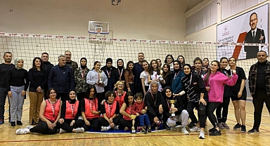 VOLEYBOL TURNUVASI SONA ERDİ