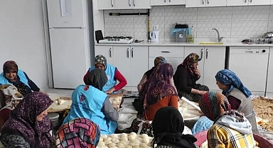TDV gönüllüleri deprem bölgesi için ekmek yaptı.