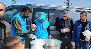 Deprem bölgesinde pamuk şeker ikram edildi