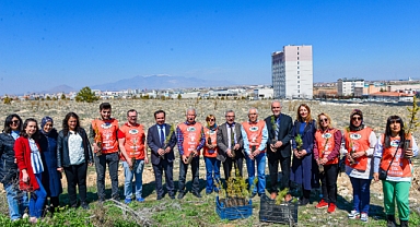 DEPREMDE HAYATINI KAYBEDEN ÖĞRENCİLER ANISINA FİDAN DİKİLDİ