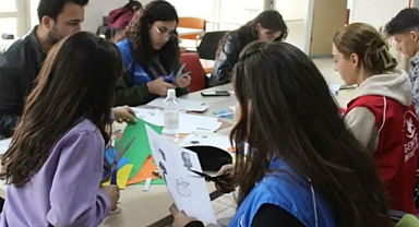 DEPREMZEDE ÇOCUKLAR, GENÇLİK MERKEZLERİNDE MORAL DEPOLUYOR