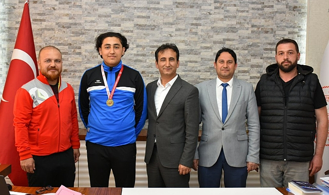 Altın Madalya İle Döndü