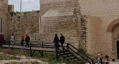 DEPREMZEDELER, KARAMAN’DA TARİHİ MEKANLARI GEZDİ