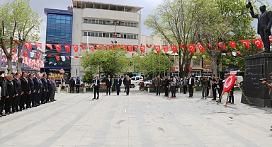 TÜRK DİL BAYRAMI ÇELENK SUNMA TÖRENİ İLE KUTLANDI