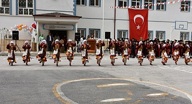 Cumhuriyet Nihat Arslan İlkokulunda Mezuniyet Coşkusu Yaşandı