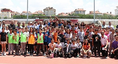 KÜÇÜK ATLETLERİN PERFORMANSI GÖZ DOLDURDU