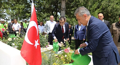 KURBAN BAYRAMI ARİFESİNDE ŞEHİTLİK ZİYARET EDİLDİ