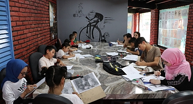 HAYALLERİNİ KARAKALEM İLE KÂĞIDA DÖKÜYORLAR