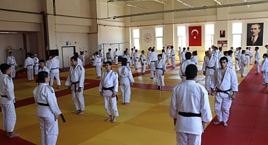 KARAMAN’DA JUDO 1. VE 2. DAN SİYAH KUŞAK KURS VE SINAVI BAŞLADI