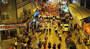 TÜRKÇE AŞKI VATAN AŞKI YÜRÜYÜŞÜ COŞKUYLA GERÇEKLEŞTİ