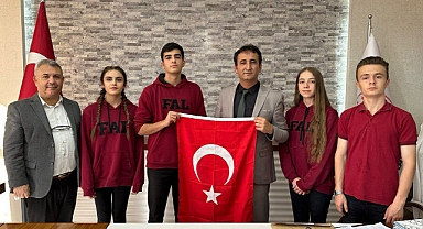 Cumhuriyet’imizin 100. Yılında 100 Öğrenci, 100 Bayrak Hediye Etti