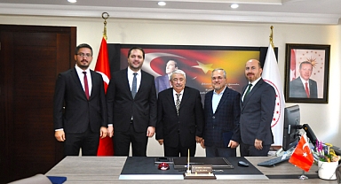 50 Yılını Dolduran Hekimlere Plaket Verildi
