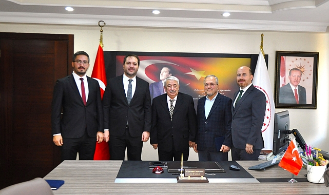 50 Yılını Dolduran Hekimlere Plaket Verildi