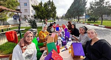 KUŞLAR İÇİN RENGARENK KUŞ EVLERİ YAPTILAR