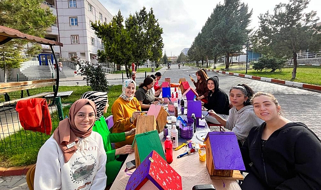 KUŞLAR İÇİN RENGARENK KUŞ EVLERİ YAPTILAR