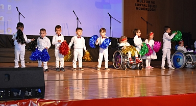 Engelleri Aşan Özel Öğrencilerden Muhteşem Sahne Performansı