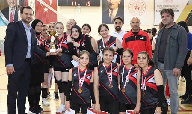 OKUL SPORLARI YILDIZLAR VOLEYBOLDA KUPALAR SAHİPLERİNİ BULDU