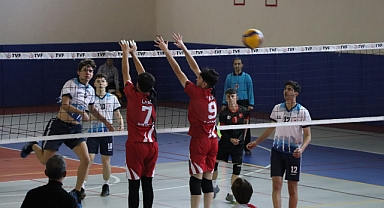 VOLEYBOL GRUP MÜSABAKALARINDA HEYECAN DEVAM EDİYOR