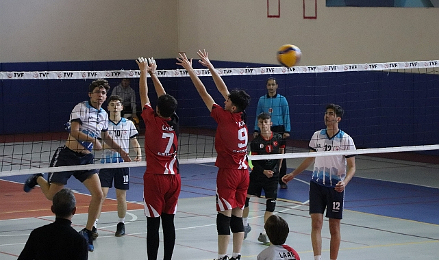 VOLEYBOL GRUP MÜSABAKALARINDA HEYECAN DEVAM EDİYOR