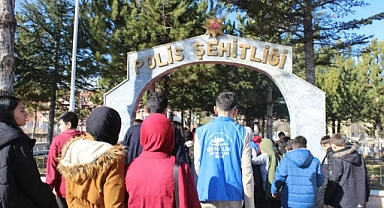 ÖĞRENCİLER ŞEHİTLİĞİ ZİYARET EDEREK DUA ETTİ