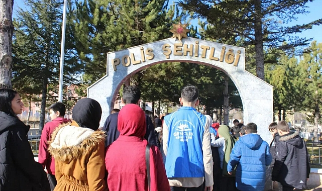 ÖĞRENCİLER ŞEHİTLİĞİ ZİYARET EDEREK DUA ETTİ