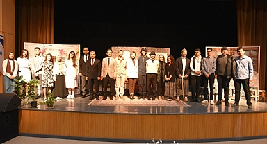Öğrencilerinden Usta Oyunculara Taş Çıkartan Sahne Performansı