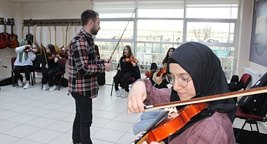 GENÇLER SANATIN RİTMİNİ KEMANLA YAKALIYOR
