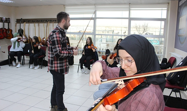 GENÇLER SANATIN RİTMİNİ KEMANLA YAKALIYOR