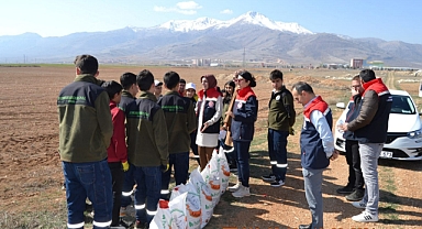 İl Müdürü Hatice BULUT Öğrencilerle Birlikte Nohut Ekimi Yaptı