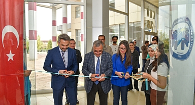REKTÖR GAVGALI ‘İNGİLİZCE DEYİM POSTERLERİ SERGİSİ’NE KATILDI