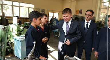 Vali H. Engin Sarıibrahim Karaman Mesleki ve Teknik Anadolu Lisesi’ni Ziyaret Etti