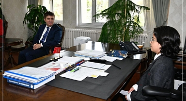 Vali H. EnginSarıibrahim koltuğunu TOKİ Ortaokulu 5. Sınıf öğrencisi Recep Kaan Garip’e bıraktı