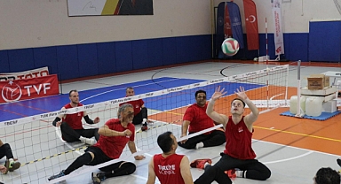 OTURARAK VOLEYBOL ERKEK A MİLLİ TAKIMI KARAMAN’DA ÇALIŞMALARA DEVAM EDİYOR