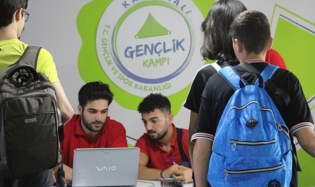 BAKAN BAK’TAN GENÇLERE MÜZEKART VE SEYAHATSEVER MÜJDESİ