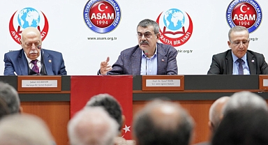 Bakan Tekin, programda sunum eşliğinde Millî Eğitim Bakanlığının çalışmalarını anlattı.