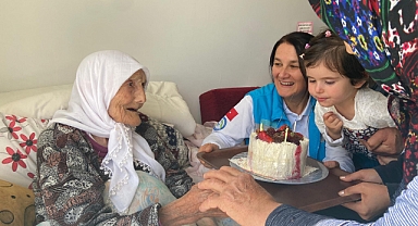 Bir asırlık Emine teyzeye doğum günü sürprizi