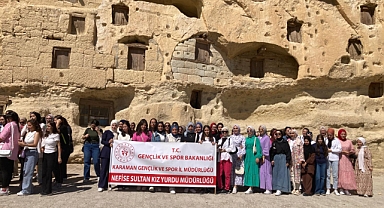 KARAMAN’DA ÜNİVERSİTEYE YENİ KAYIT YAPTIRAN ÖĞRENCİLERE YÖNELİK TARİH VE KÜLTÜR GEZİSİ DÜZENLENDİ