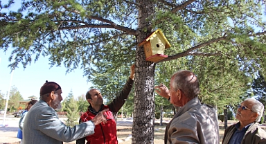 KUŞ EVLERİ HUZUREVİ SAKİNLERİYLE BİRLİKTE AĞAÇLARA YERLEŞTİRİLDİ